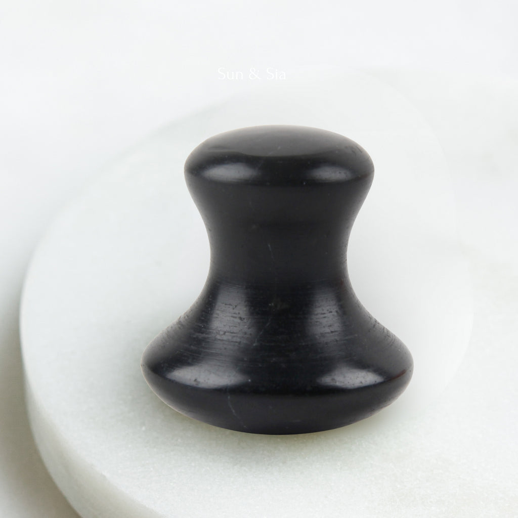Champi Gua Sha en serpentine noire – Relaxation et détente