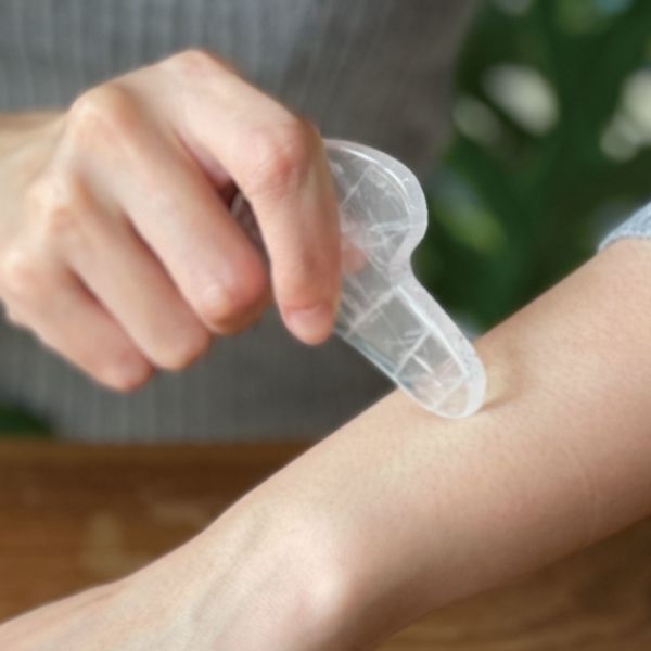 Gua Sha en cristal de roche – Pureté et éclat du visage